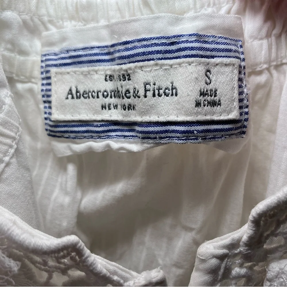 Abercrombie & Fitch White Top with Blue Trim Label Detail - Picture 3 of 8